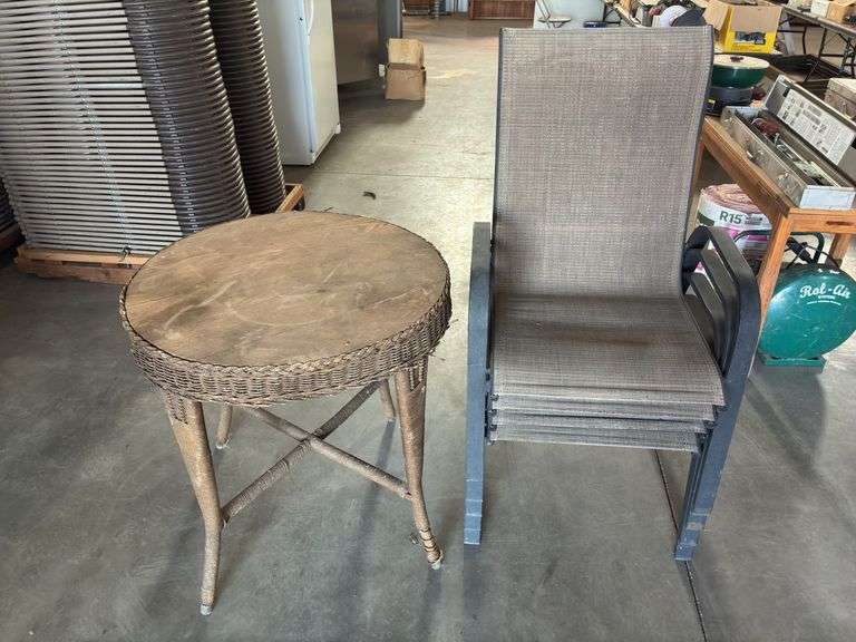 Outdoor Patio Table w/(4) Chairs