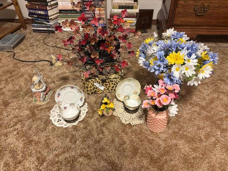 Tea pots, plates, flower pots, decor