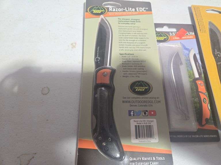 (2) Outdoor Edge Razorlite Folding Knives w/Replacement Blades and Sharpener