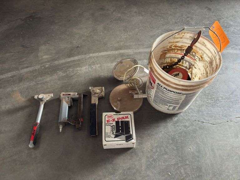 5 Gallon Bucket Containing CM Series 622 1/2 Ton Hois