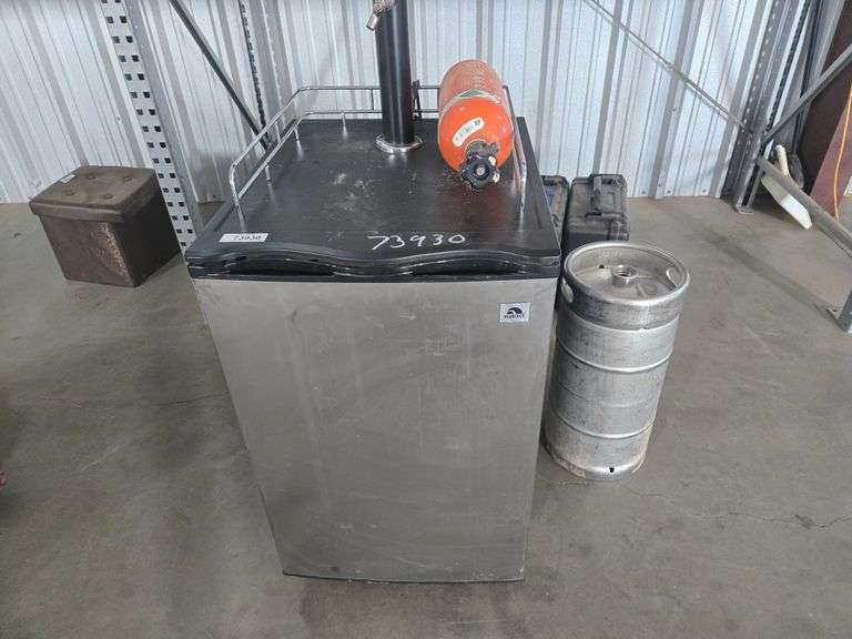 Igloo Kegerator Beer Bar With Keg And Gas Bottle