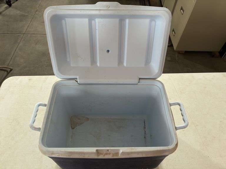 Rubbermaid Cooler