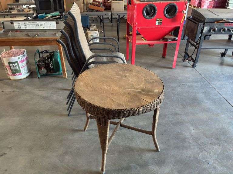 Outdoor Patio Table w/(4) Chairs
