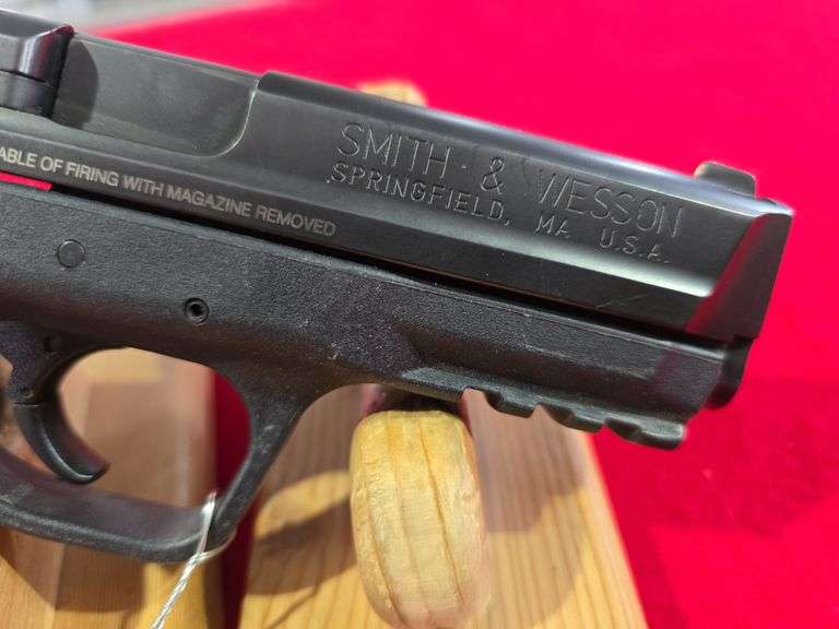 Smith & Wesson  M&P 9  9mm   Pistol