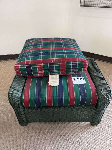 30x24 green wicker ottoman with matching pillow