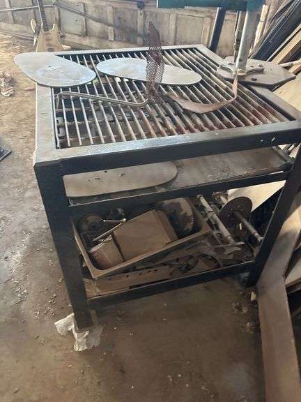 Welding table with attached vector press
