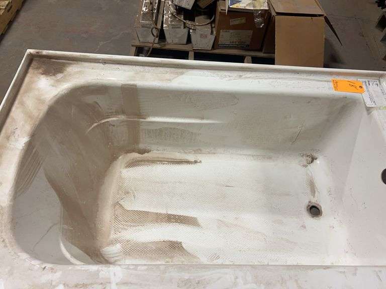 Jacuzzi White Soaking Bathtub, Model MW15 (BFH30W)