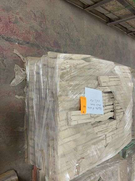 Pallet of White Stacked Stone Veneer Pieces, 15 1/4"L x 4"W
