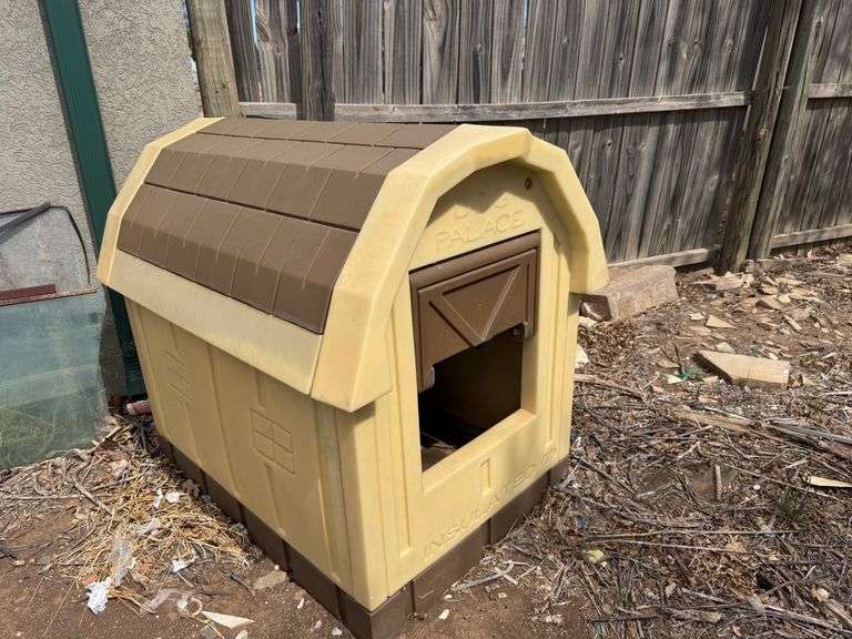 Insulated dog palace