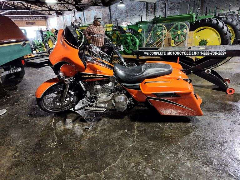 2004 Harley-Davidson FLHTCSE Screamin Eagle Electra Glide Motorcycle