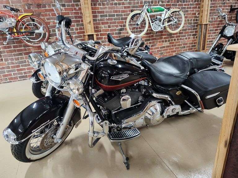 2005 Harley-Davidson FLHRCI Road King Classic Motorcycle