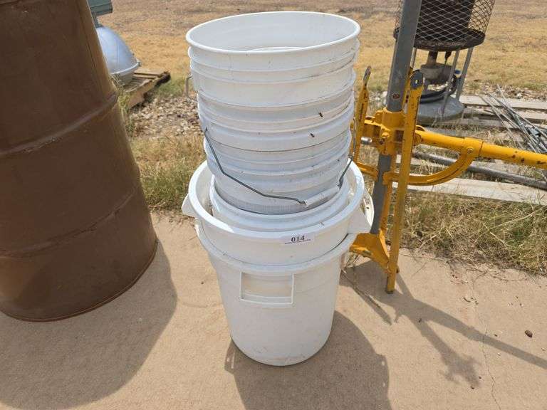 (2) Plastic Trash Cans & (4) Buckets