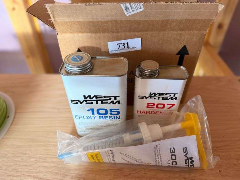 WEST SYSTEM 105 Epoxy Resin, 207 Hardener, and 300 Mini Pumps