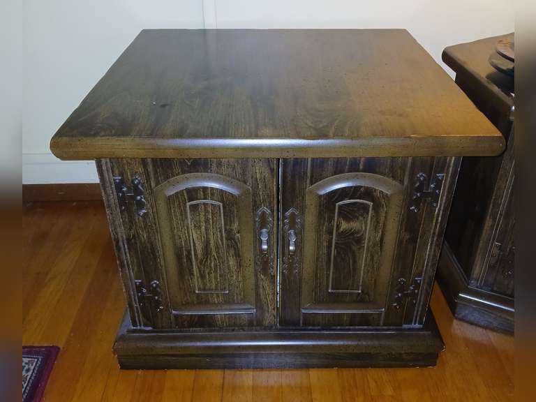 Dark pine end table with under storage, 26x20