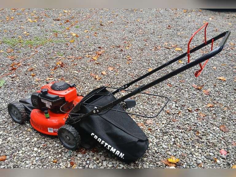 Craftsman M220 front wheel self propelled mower, like new condition. Includes extra bagger