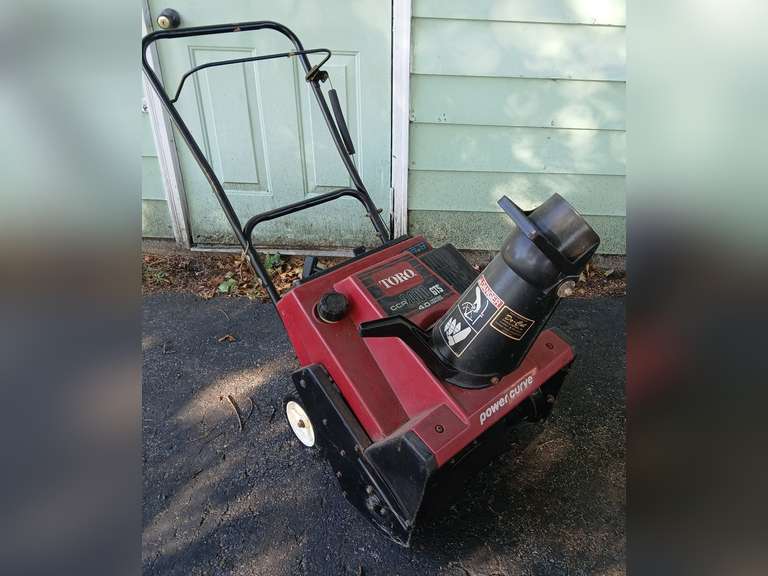 Toro CCR 2400 GTS 4.0 Horsepower snow thrower with power curve. Good compression, primer button damaged