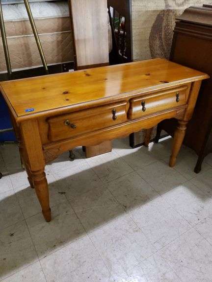Small brown table with 2 drawers