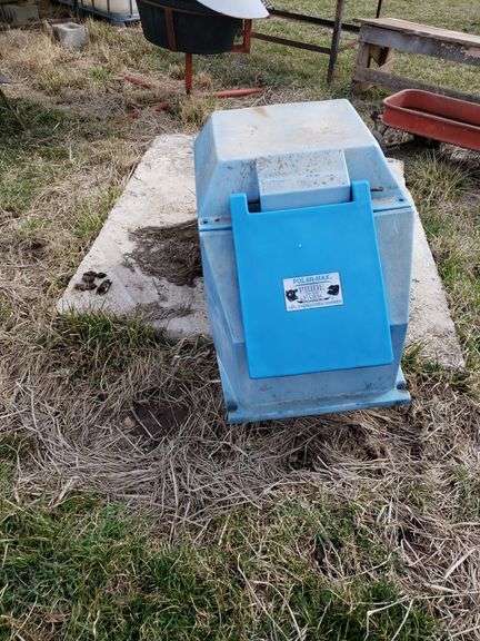 Polar Max Energy-Free Waterer & Concrete Slab 47 inches × 54 inches