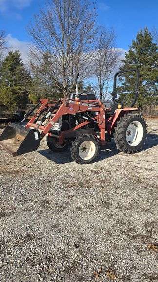 4x4 Tractor, Yum Yum, 161 hrs, w/loader 4 speeds and 4 ranges, pto. Located East 1.5 miles of Spring
