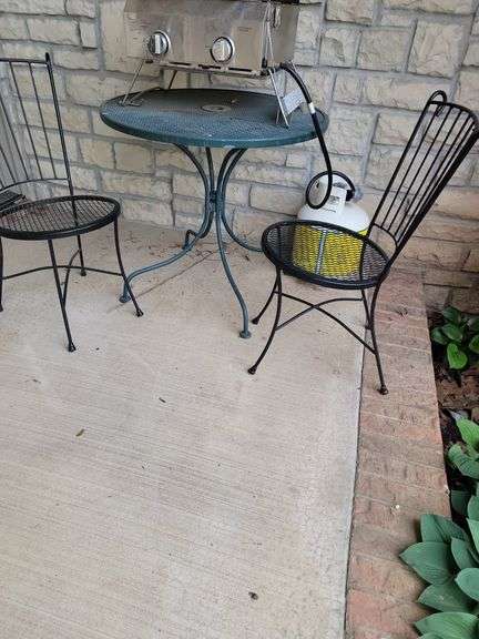 Round patio table & two chairs