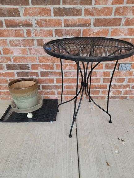 Black round table & pottery pot