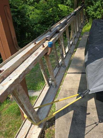 Approx. 18 foot extension ladder.