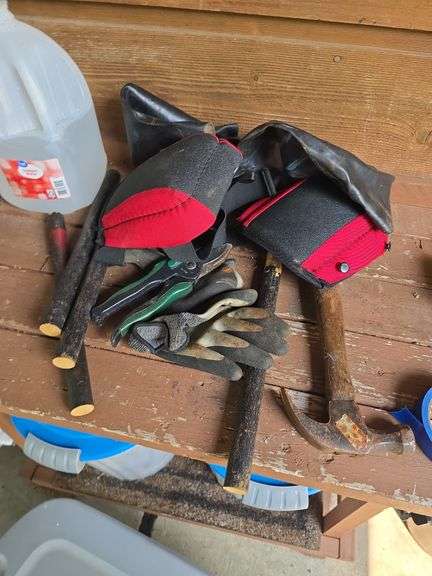 Hammer glove knee pads nippers.