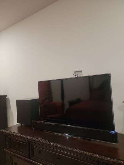 Flat screen TV Samsung and speakers
