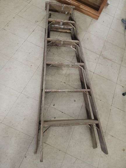 5 ft Wooden ladder