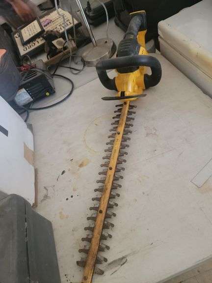 Dewalt 22" Hedge trimmer