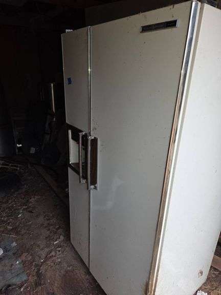General Electric No Frost Refrigerator and Miscellaneous Items