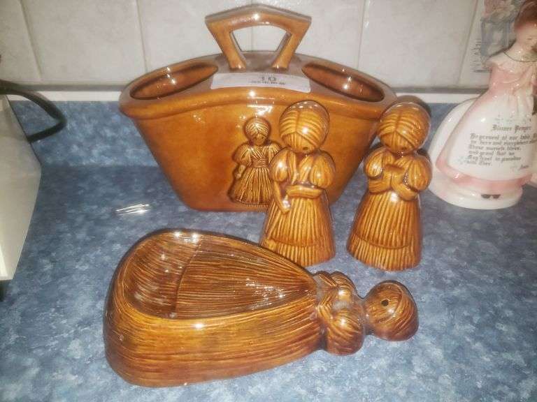 Toots Carmelo Spoon Rest, Holder, Salt And Pepper Shakers