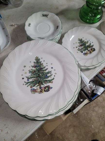 20 Piece Nikko Japan Christmas Dishes