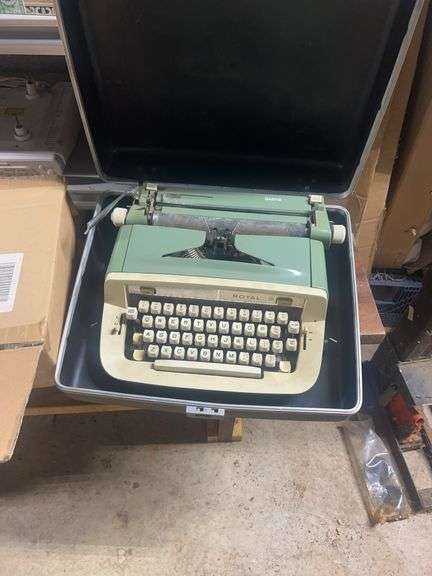 VINTAGE ROYAL TYPE TYPEWRITER