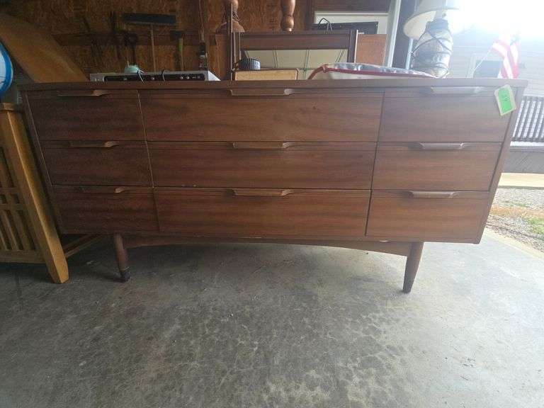 9 Drawer Dresser W/ Mirror (Approx. 30" x 62")