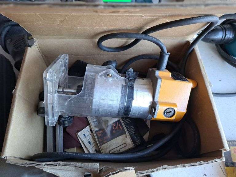 Wood trimmer with assorted bits