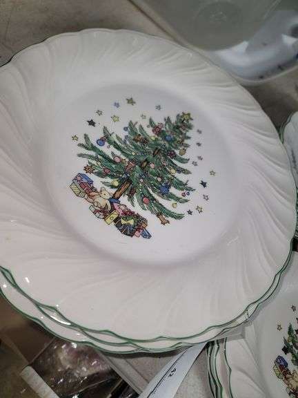 20 Piece Nikko Japan Christmas Dishes