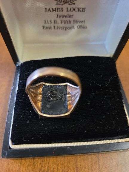Vintage Men's Ring Featuring A Rectangular Black Onyx Stone With A Diamond Accent In A 10K Yellow Gold (Approx Size 10k)