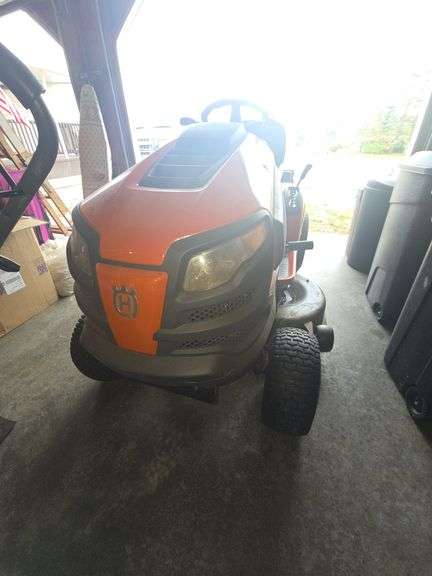 Husqvarna YTH 22V42 Riding Mower, 2 Gas Cans. (WORKS) 42"