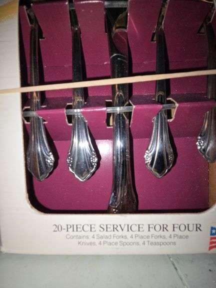 NIB Oneida 20 Pc Flatware