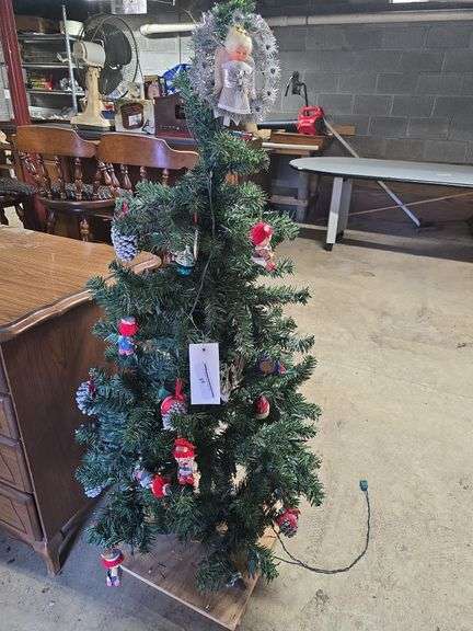 Decorated Christmas Tree on Platform (Approx. 4' Tall)