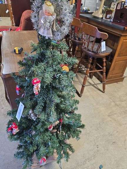 Decorated Christmas Tree on Platform (Approx. 4' Tall)