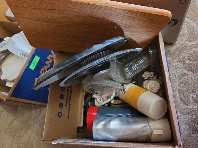 Box Of Cutting Board,Tray,Thermoses, Lazy Susan, Shoe Stretchers