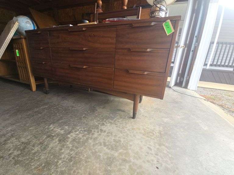 9 Drawer Dresser W/ Mirror (Approx. 30" x 62")