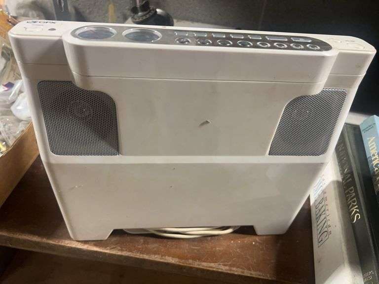 UNDER CABINET RADIO/CD PLAYER