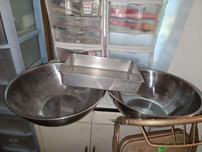 2 Mixing Bowls & Baking Pan