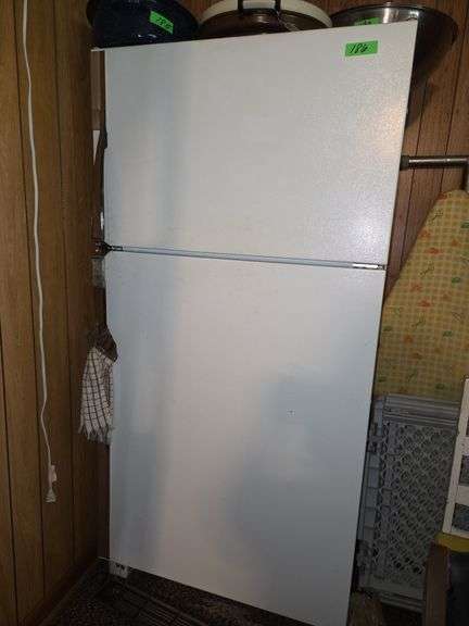 Montgomery Ward Refrigerator/ Freezer (Works)