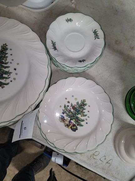 20 Piece Nikko Japan Christmas Dishes