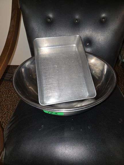 2 Mixing Bowls & Baking Pan