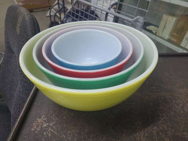 4 Pyrex Vintage Nesting Bowls